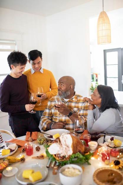 Familie genießt das Thanksgiving Day Dinner
