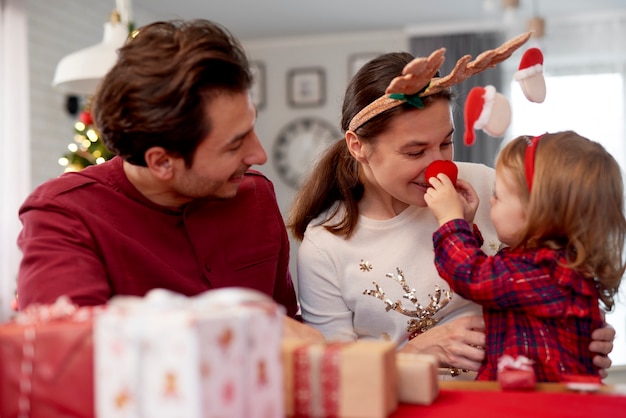 Familie genießt das Weihnachten zu Hause