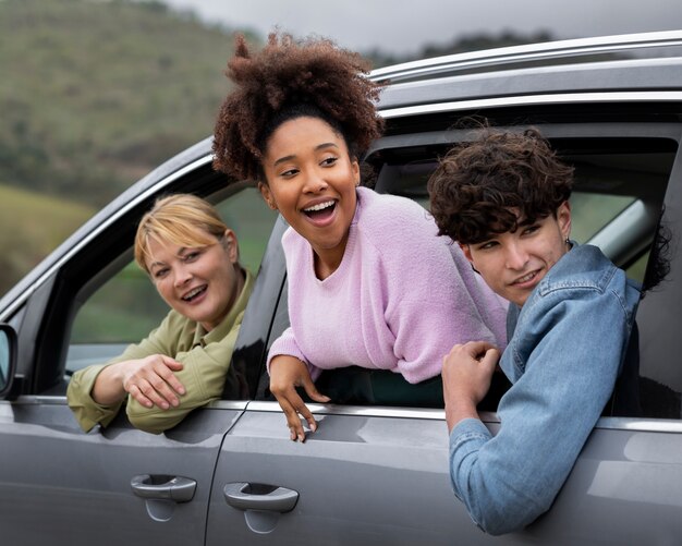 Familie genießt die Aussicht bei einer Autofahrt