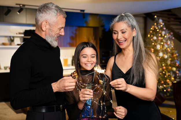 Familie genießt eine Silvesterparty