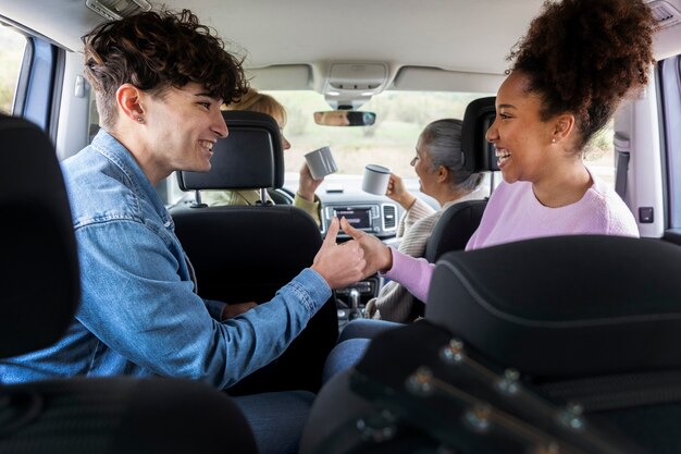 Familie genießt einen Roadtrip