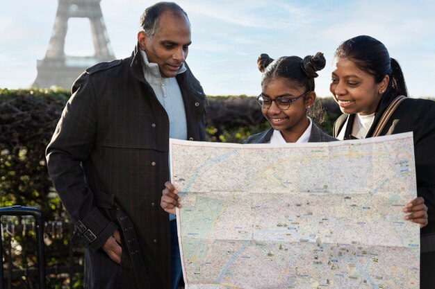 Familie genießt ihre Reise nach Paris