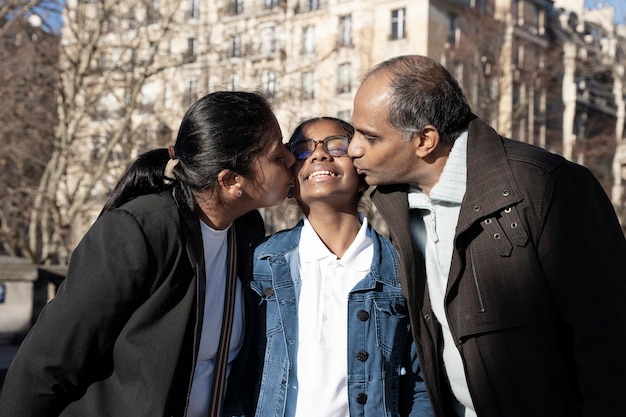 Familie genießt ihre Reise nach Paris