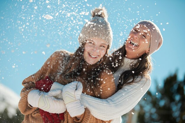 Familie hat Spaß im Winter