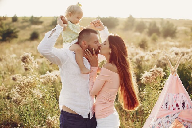 Familie hat Spaß in einem Park