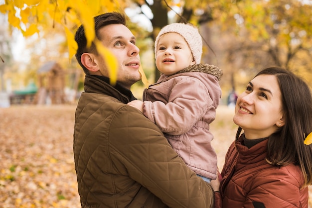 Familie im Park, der Herbstnatur bewundert