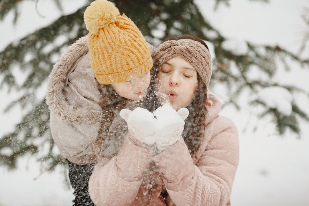 Familie im Urlaub im verschneiten Wald