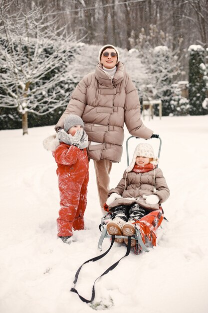 Familie im Urlaub im verschneiten Wald