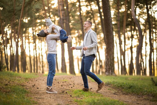 Familie im Wald