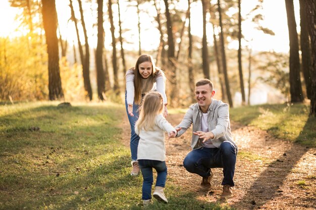 Familie im Wald