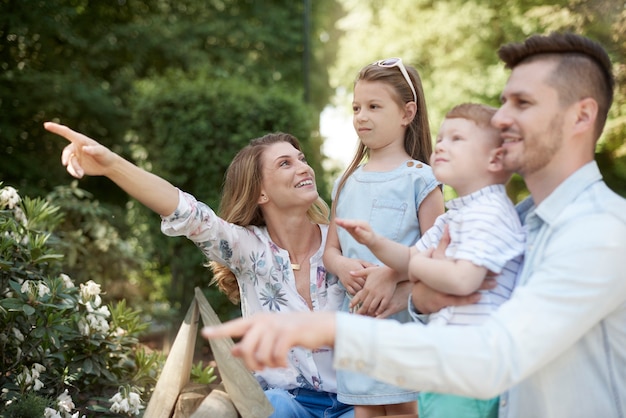 Familie in den Zoo bringen