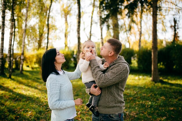 Familie in der grünen Natur zusammen