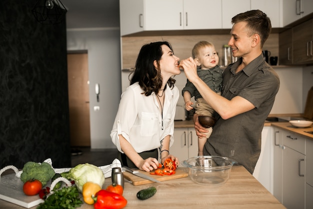 Familie in der Küche