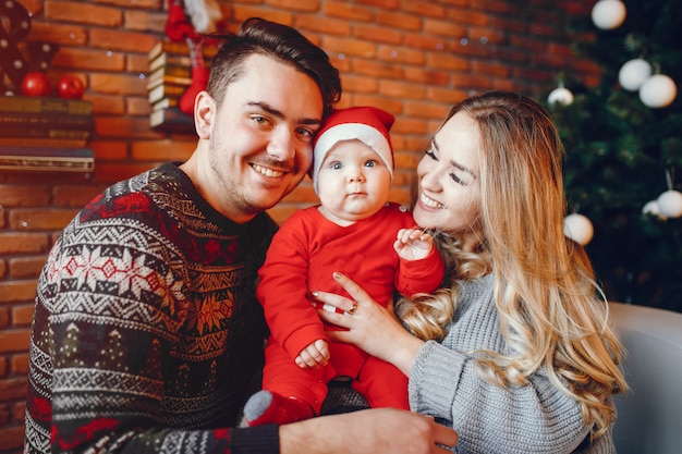 Familie in der Nähe von Weihnachtsbaum