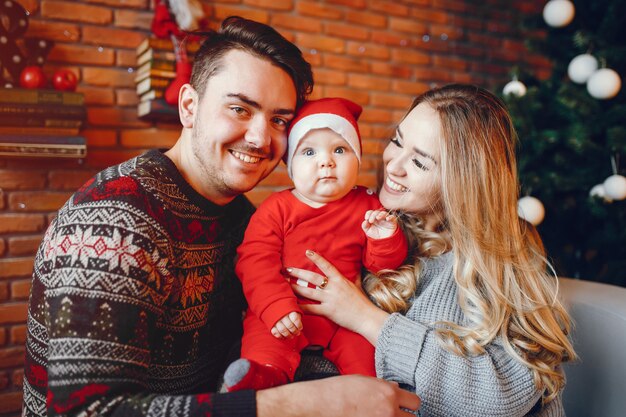 Familie in der Nähe von Weihnachtsbaum