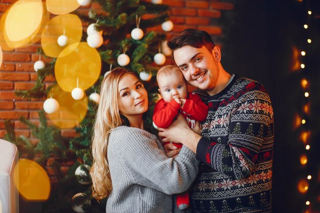 Familie in der Nähe von Weihnachtsbaum