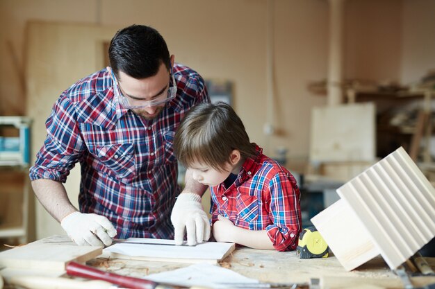 Familie in der Werkstatt