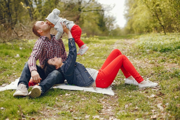 Familie in einem Frühlingspark