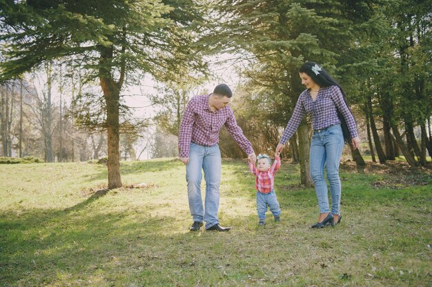 Familie in einem Holz