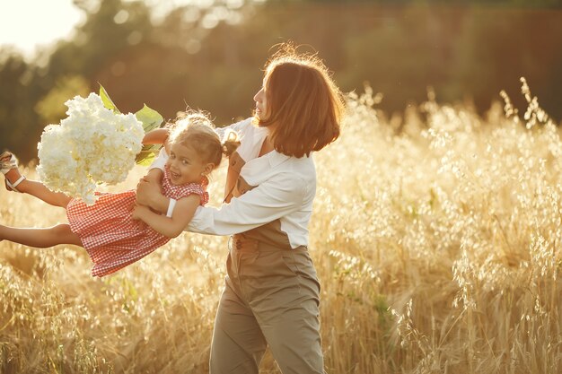 Familie in einem Sommerfeld. Sinnliches Foto. Süßes kleines Mädchen.