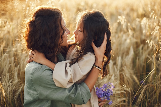 Familie in einem Sommerfeld. Sinnliches Foto. Süßes kleines Mädchen.