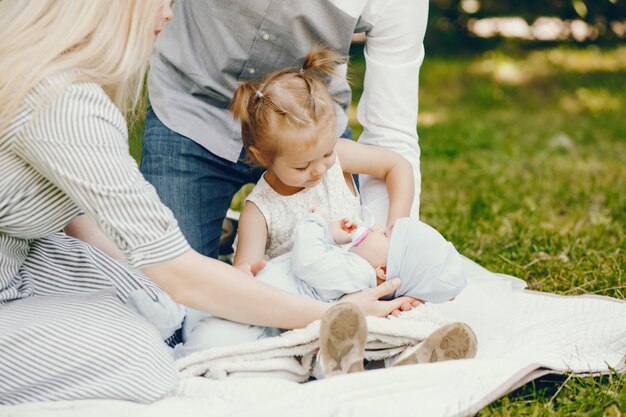 Familie in einem Sommerpark