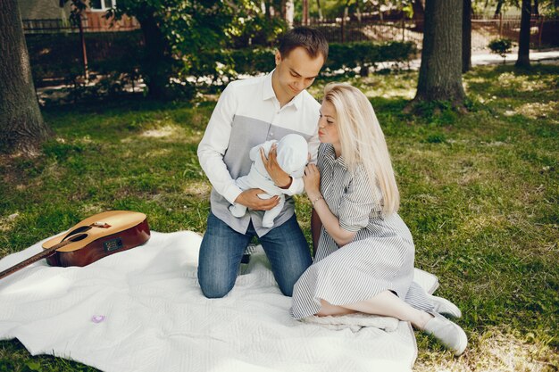 Familie in einem Sommerpark