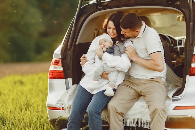 Familie in einem Sommerwald am offenen Stamm