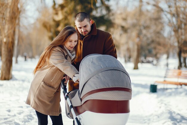 Familie in einem Winterpark