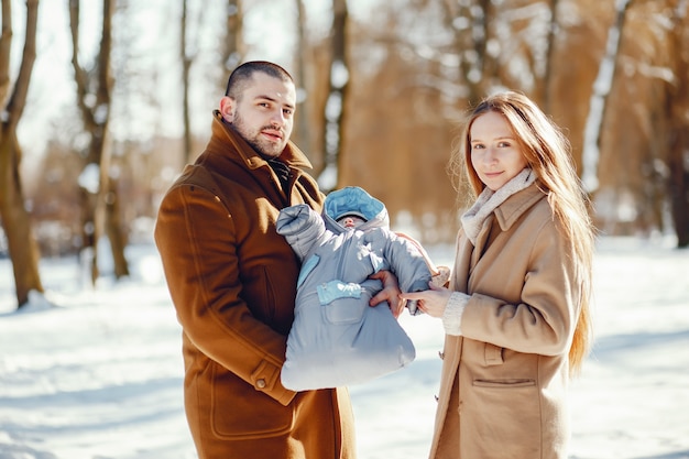 Familie in einem Winterpark