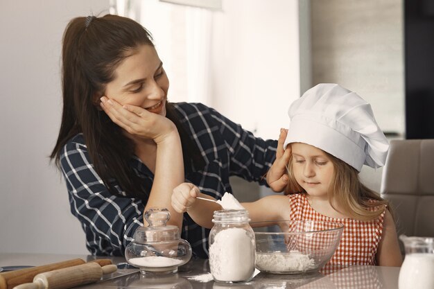 Familie in einer Küche kochen den Teig für Kekse