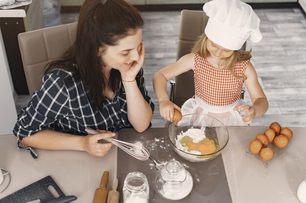 Familie in einer Küche kochen den Teig für Kekse