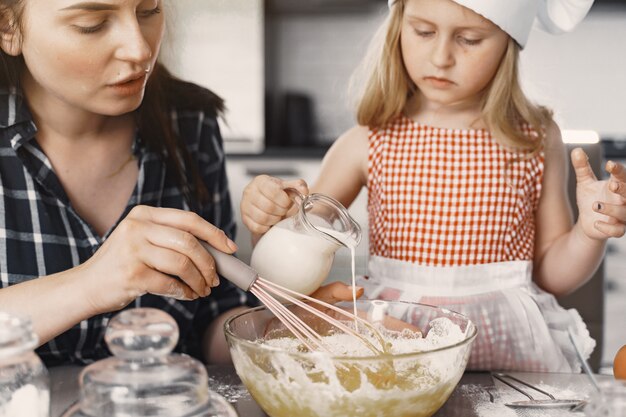 Familie in einer Küche kochen den Teig für Kekse