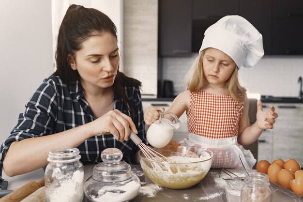 Familie in einer Küche kochen den Teig für Kekse