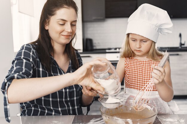 Familie in einer Küche kochen den Teig für Kekse