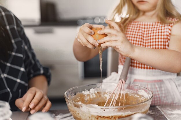 Familie in einer Küche kochen den Teig für Kekse