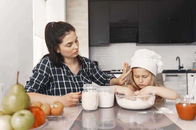 Familie in einer Küche kochen den Teig für Kekse