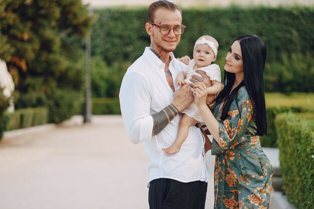 Familie in einer Stadt