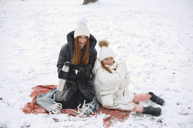 Familie in gestrickten Wintermützen im Urlaub