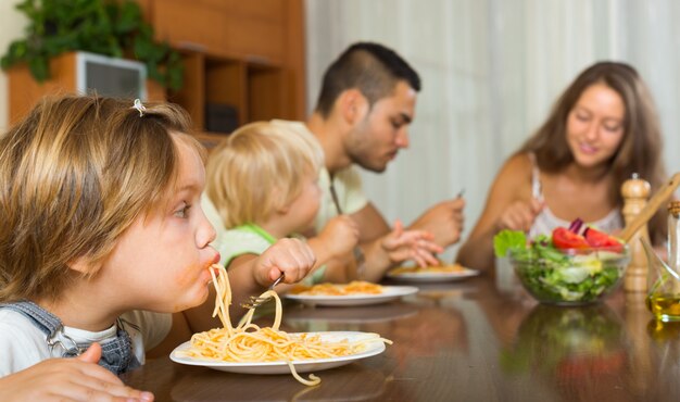Familie isst Spaghetti