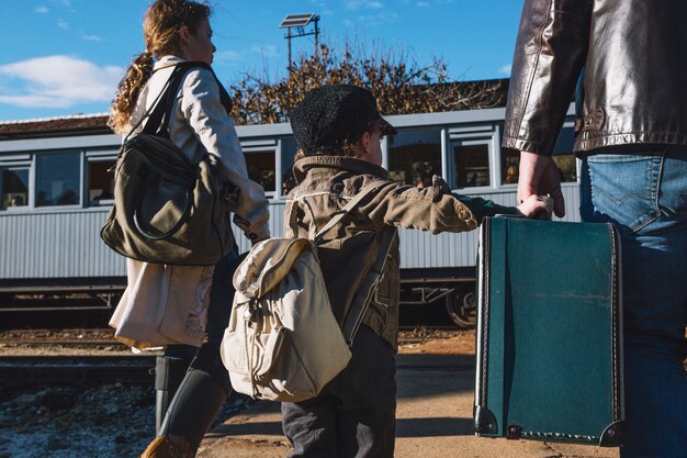 Familie ist auf Reise auf Station