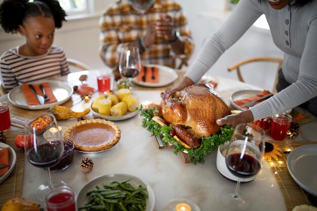 Familie ist bereit für ihr Thanksgiving-Dinner