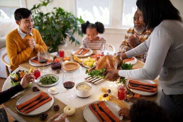 Familie ist bereit für ihr Thanksgiving-Dinner