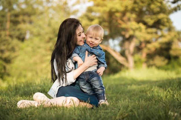 Familie kleine Tochter Mädchen Sommer jung