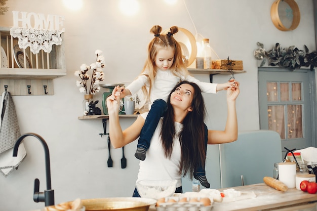 Familie kochen den Teig für Kekse