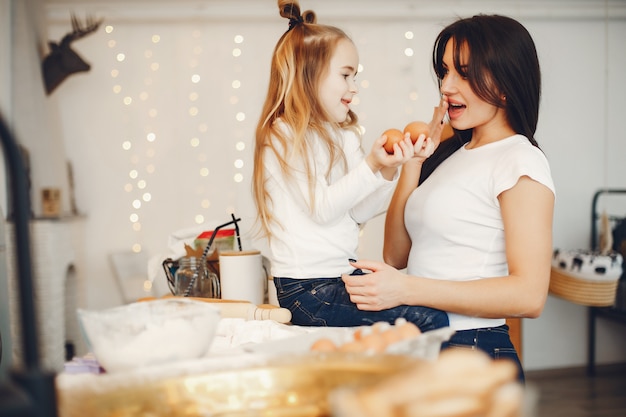 Familie kochen den Teig für Kekse