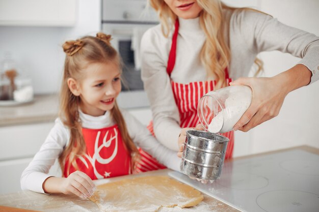 Familie kochen den Teig für Kekse