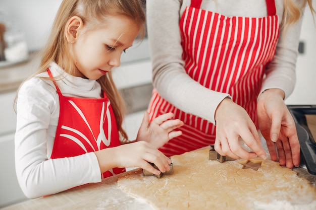 Kostenloses Foto familie kochen den teig für kekse