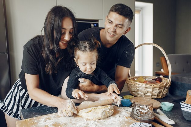 Familie kocht den Teig für Kekse in der Küche