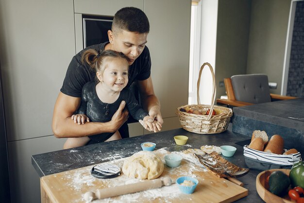 Familie kocht den Teig für Kekse